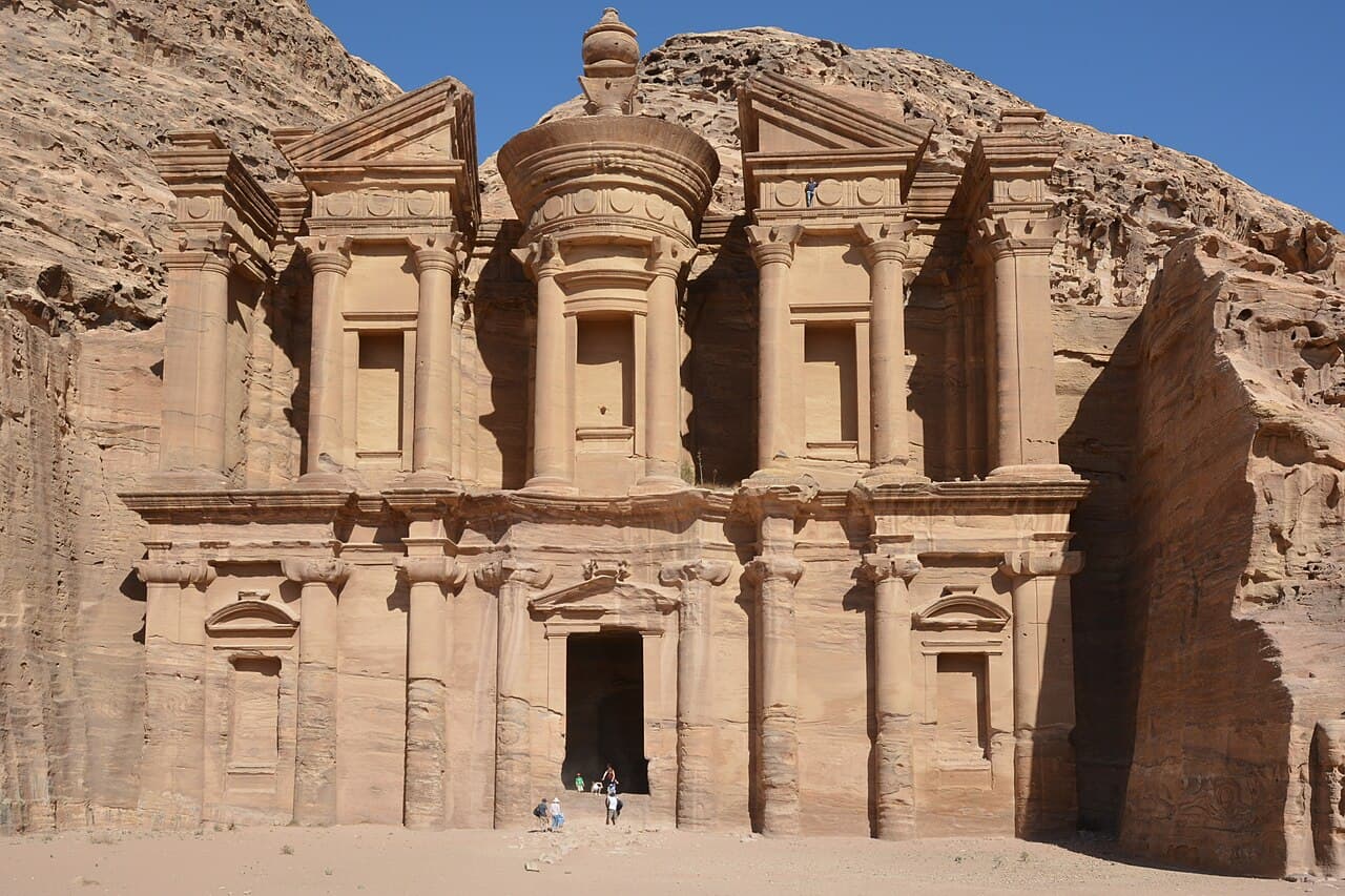 ماذا تأخذ في رحلتك إلى الأردن: دليل التعبئة الكامل للمسافرين (2026)